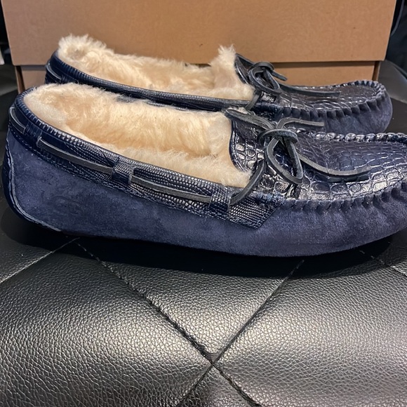 (SOLD) UGG Dakota moccasins - Picture 3 of 8